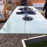 Glassetzarbeiten mit Kran