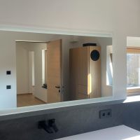 Spiegel mit indirekter Beleuchtung